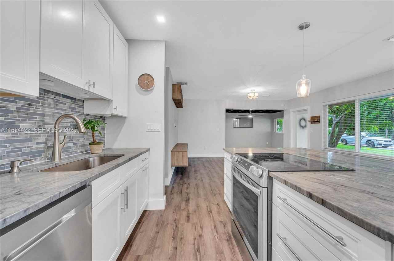 4764 Northeast 15th Way - Photo 4 of 24