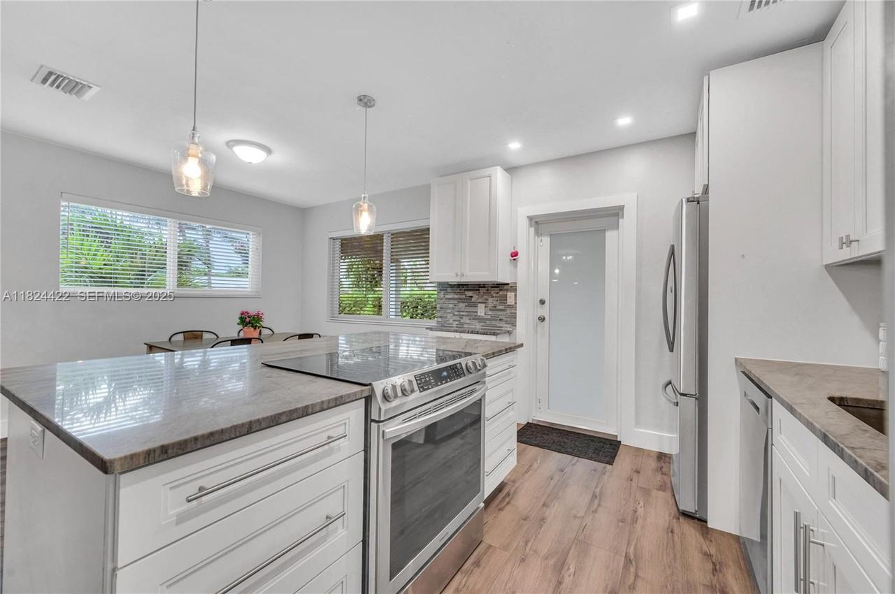 4764 Northeast 15th Way - Photo 5 of 24