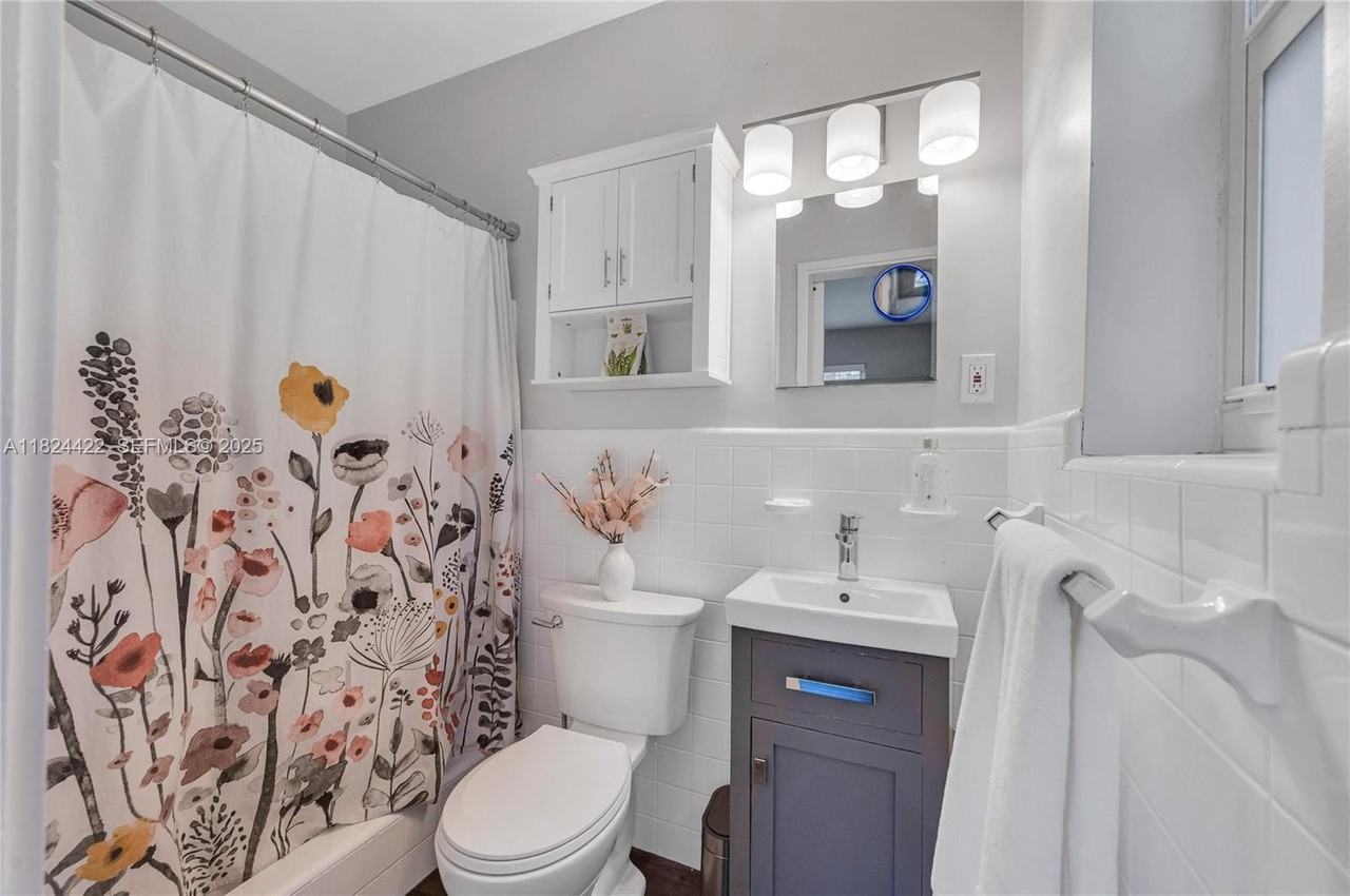 4764 Northeast 15th Way - Photo 6 of 24