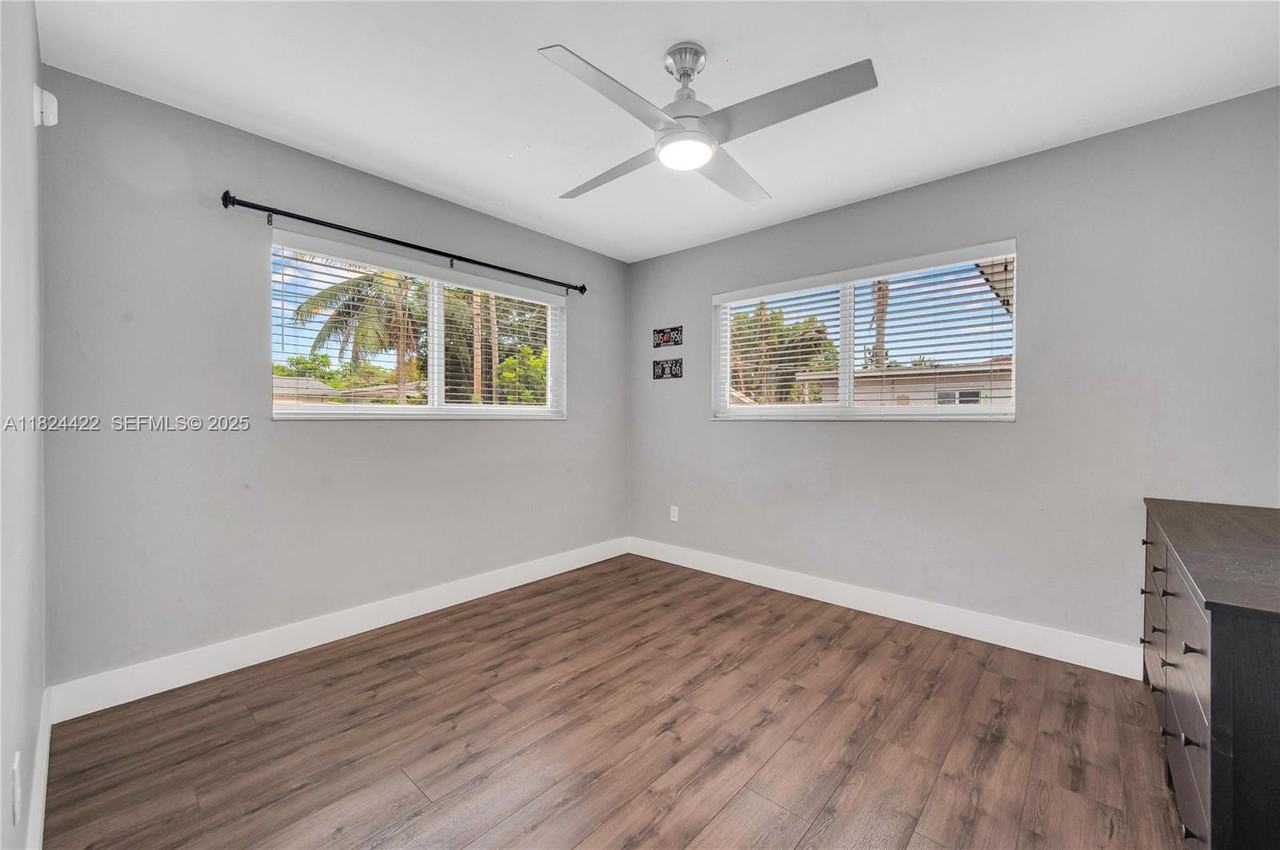 4764 Northeast 15th Way - Photo 7 of 24