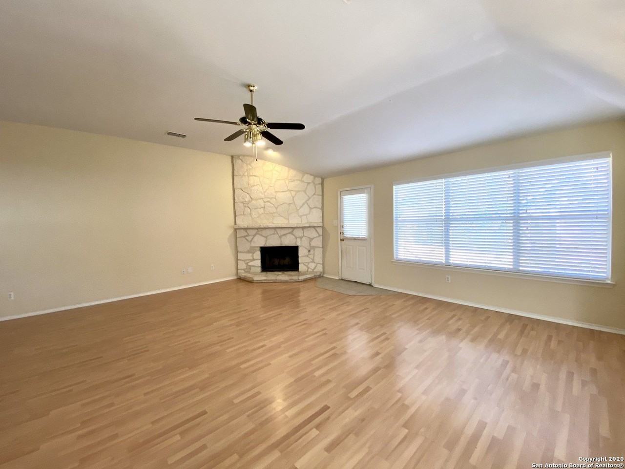 6635 Shady Bend Dr - Photo 4 of 31