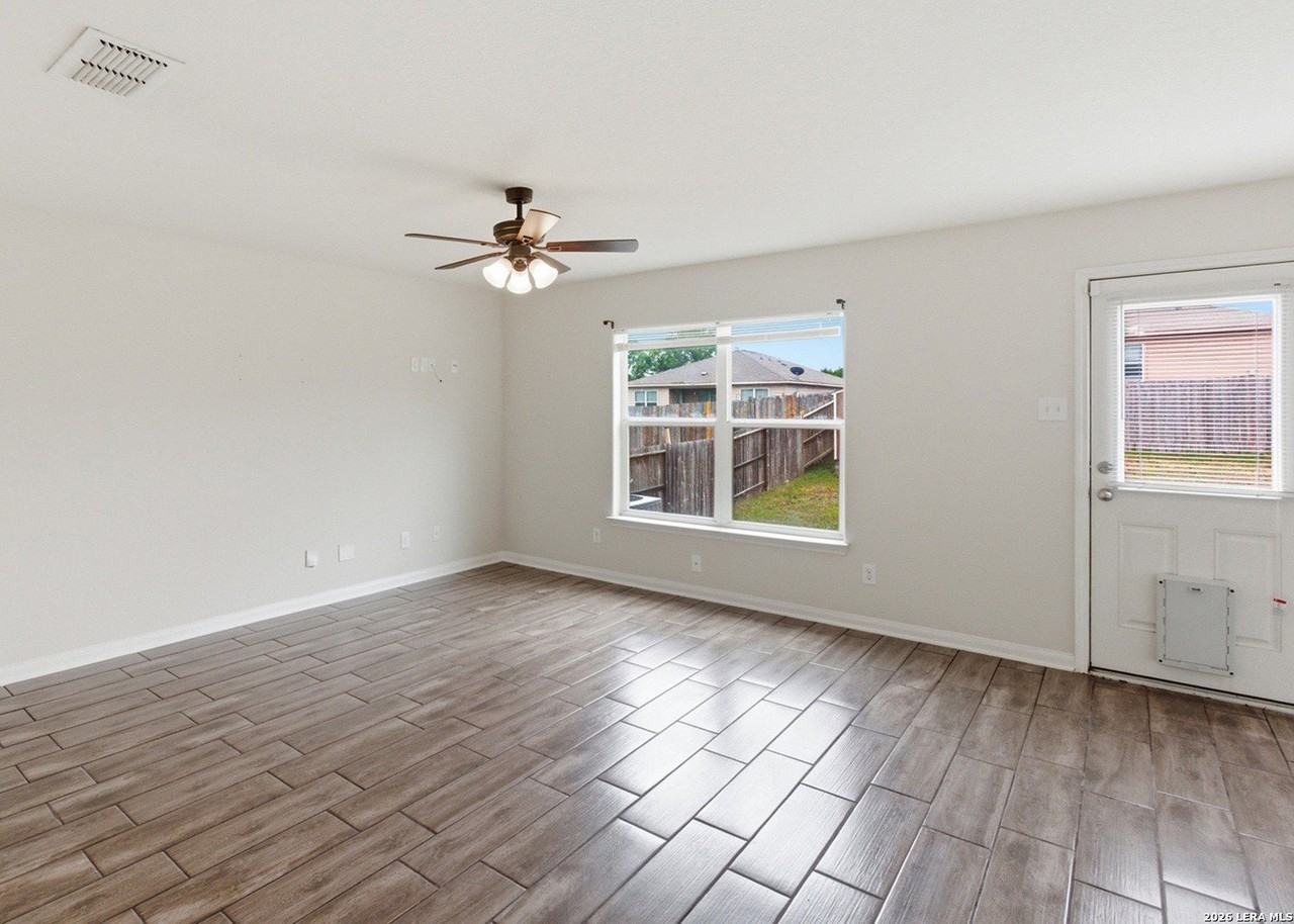 6230 Lake Victoria St - Photo 4 of 27