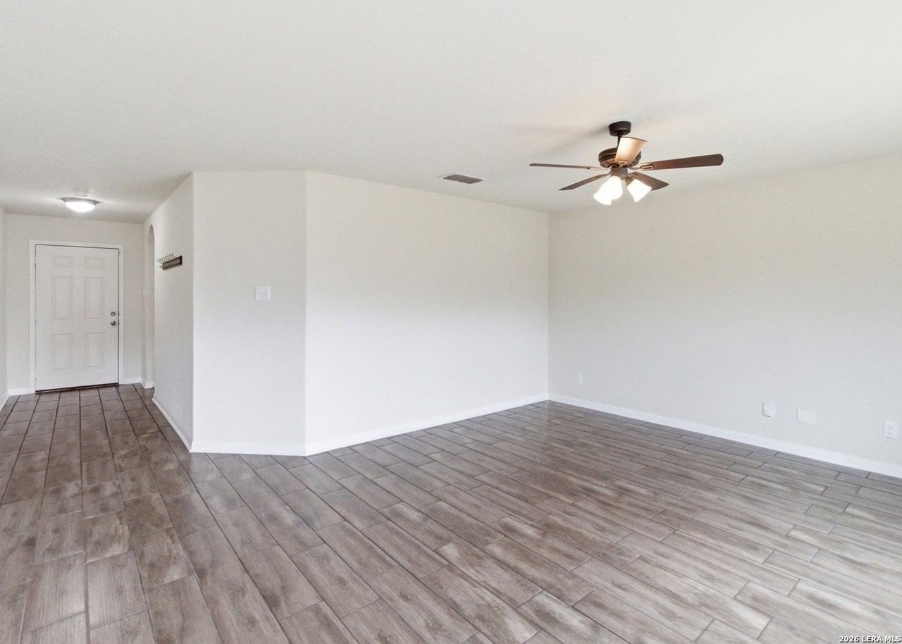 6230 Lake Victoria St - Photo 5 of 27