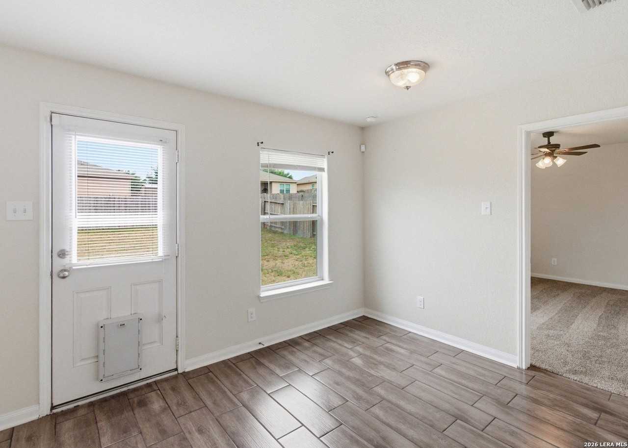 6230 Lake Victoria St - Photo 7 of 27