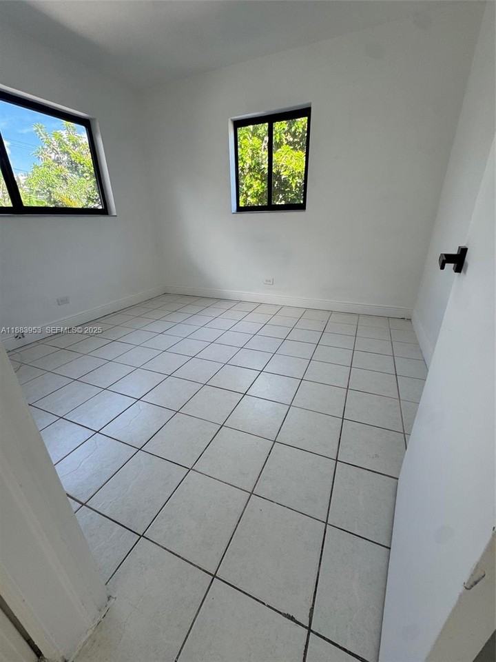 3141 Southwest 24th Terrace #3141 - Photo 3 of 15