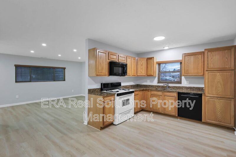 1634 S James Rd - Photo 3 of 10