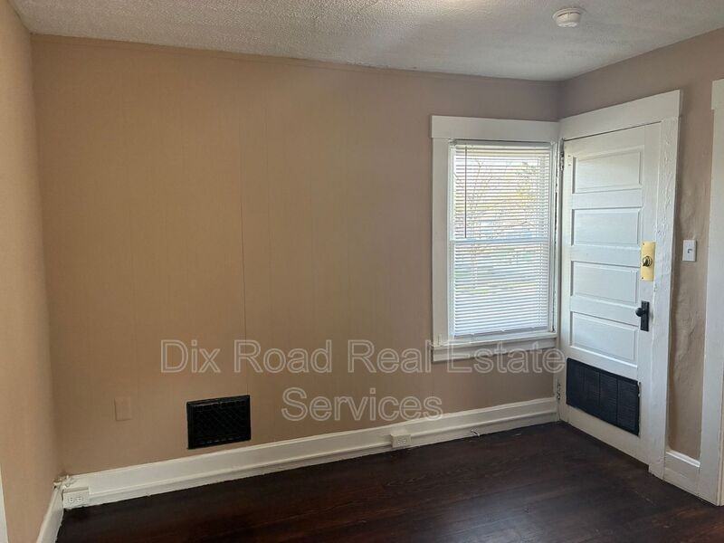 1002 Auburn St #2 - Photo 4 of 22