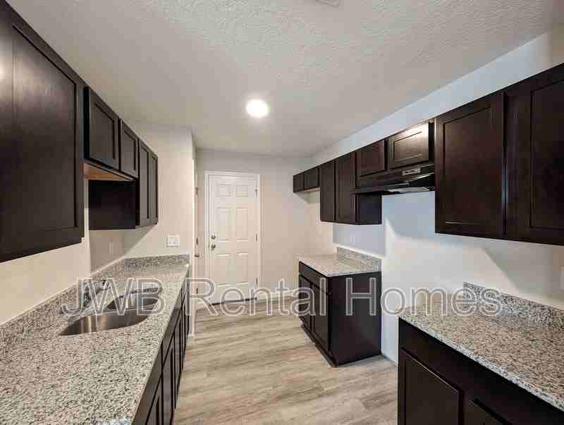 1264 Mull St - Photo 2 of 12