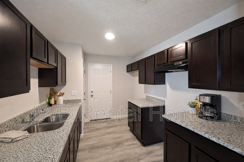 1264 Mull St - Photo 3 of 12