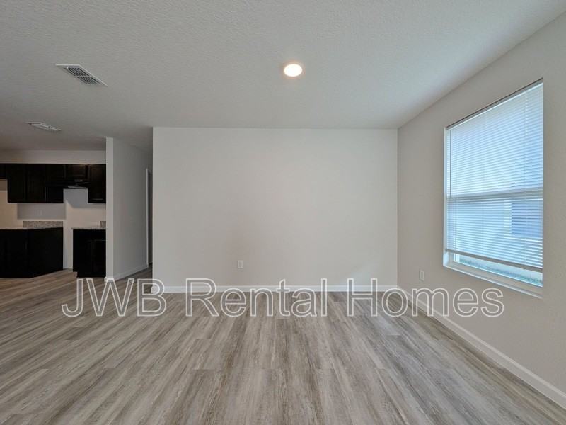 1264 Mull St - Photo 4 of 12