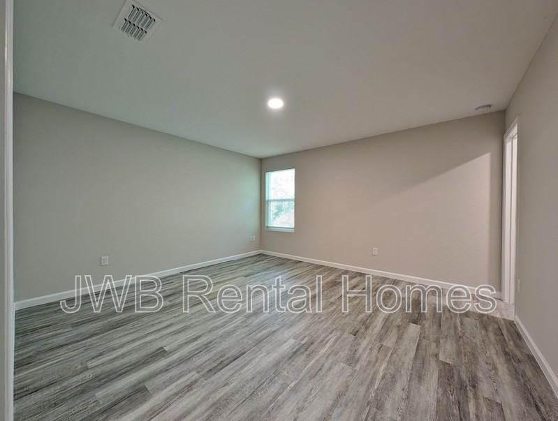 1264 Mull St - Photo 7 of 12