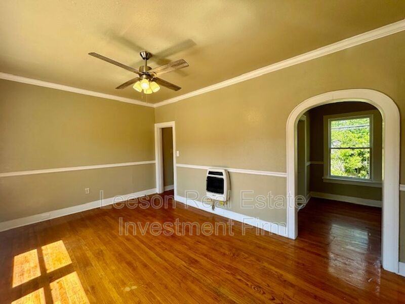 320 College St - Photo 2 of 13