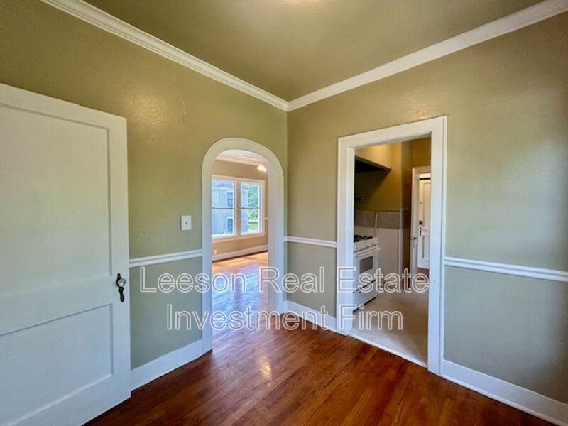 320 College St - Photo 3 of 13