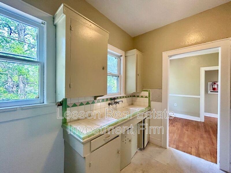 320 College St - Photo 5 of 13