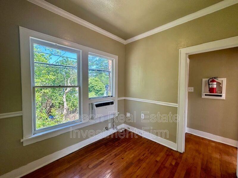 320 College St - Photo 6 of 13