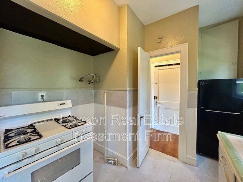 320 College St - Photo 7 of 13