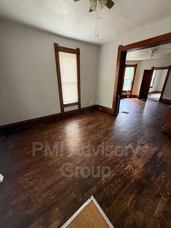 105 Sw Buchanan St #1 - Photo 3 of 7