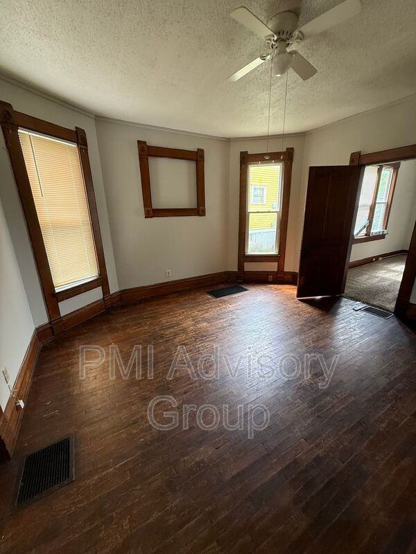 105 Sw Buchanan St #1 - Photo 4 of 7