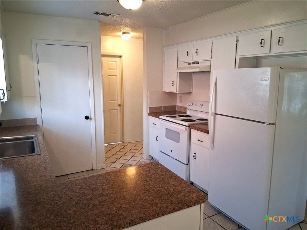 1701 Lennox Ave - Photo 4 of 15