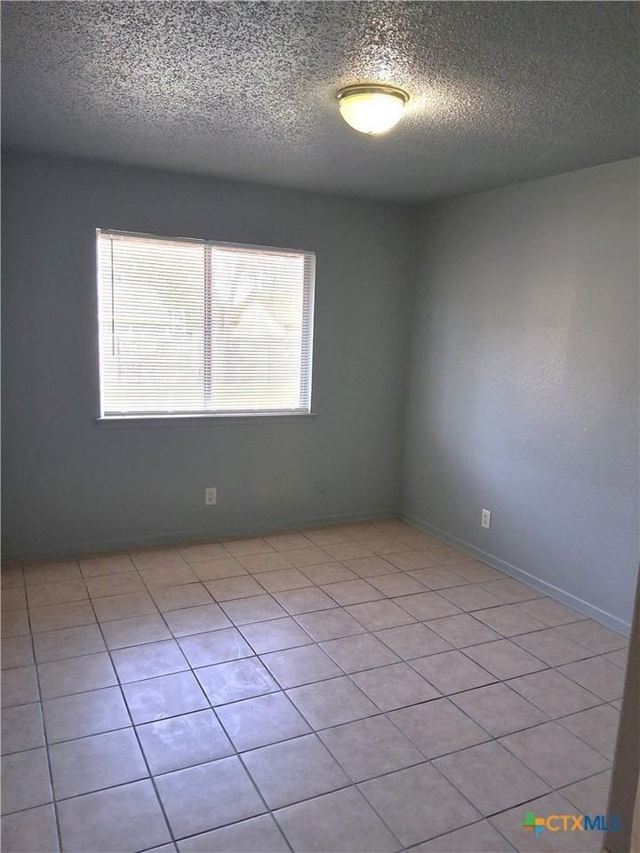 1701 Lennox Ave - Photo 6 of 15