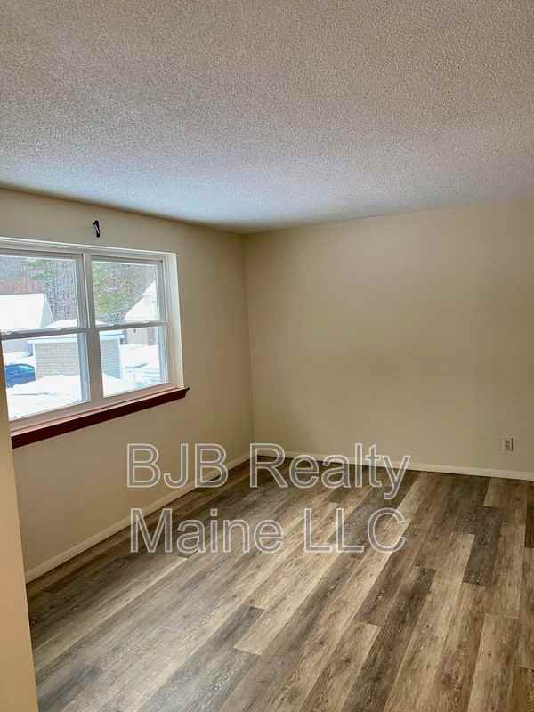 395 Lisbon St #8 - Photo 5 of 9