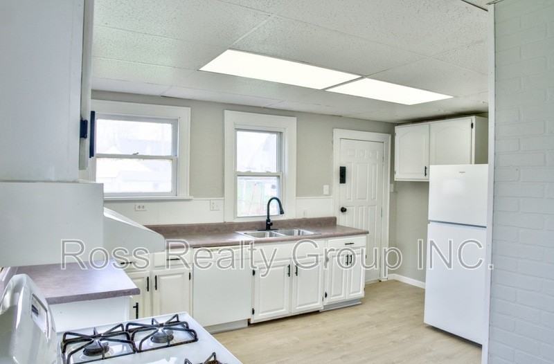 635 Milton St - Photo 4 of 9