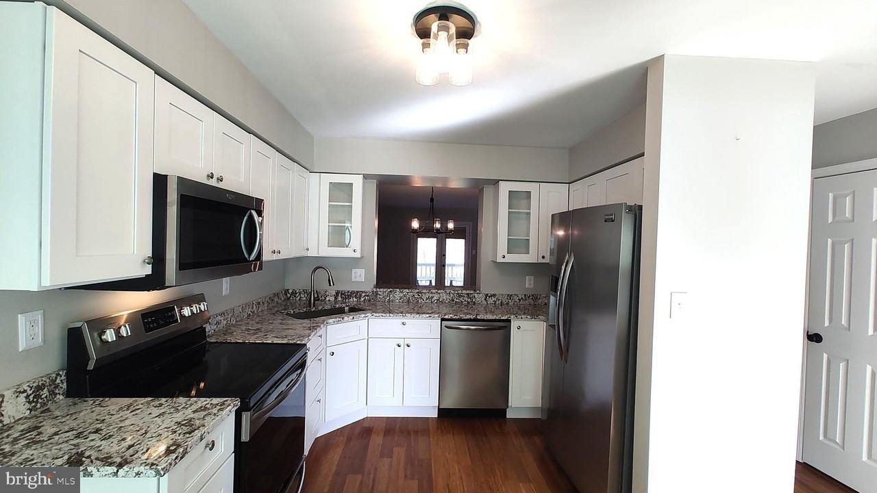 442 Darby Ln - Photo 2 of 43