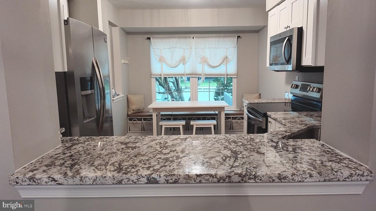 442 Darby Ln - Photo 3 of 43