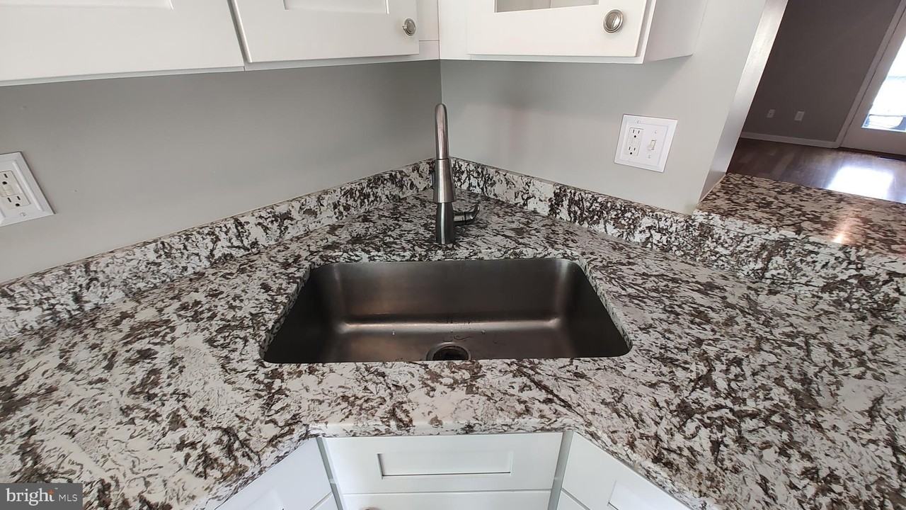 442 Darby Ln - Photo 4 of 43