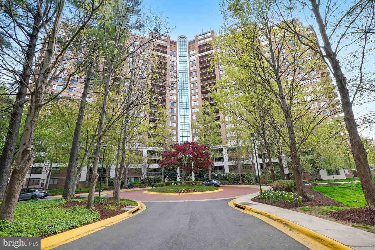 10101 Grosvenor Pl #1909 - Photo 3 of 27