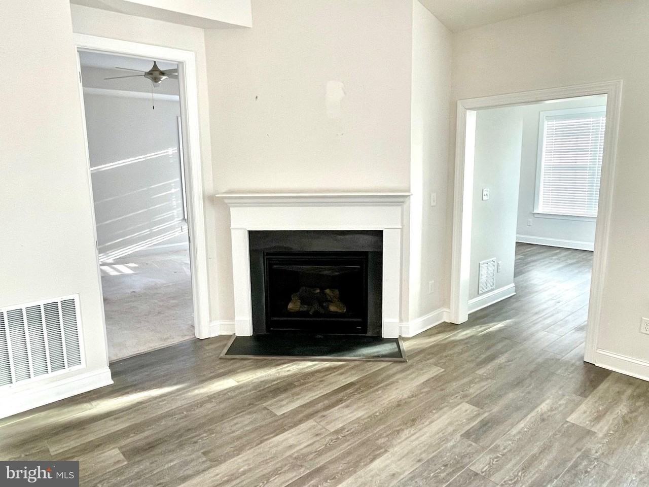 906 Moorings Cir #9 - Photo 3 of 34