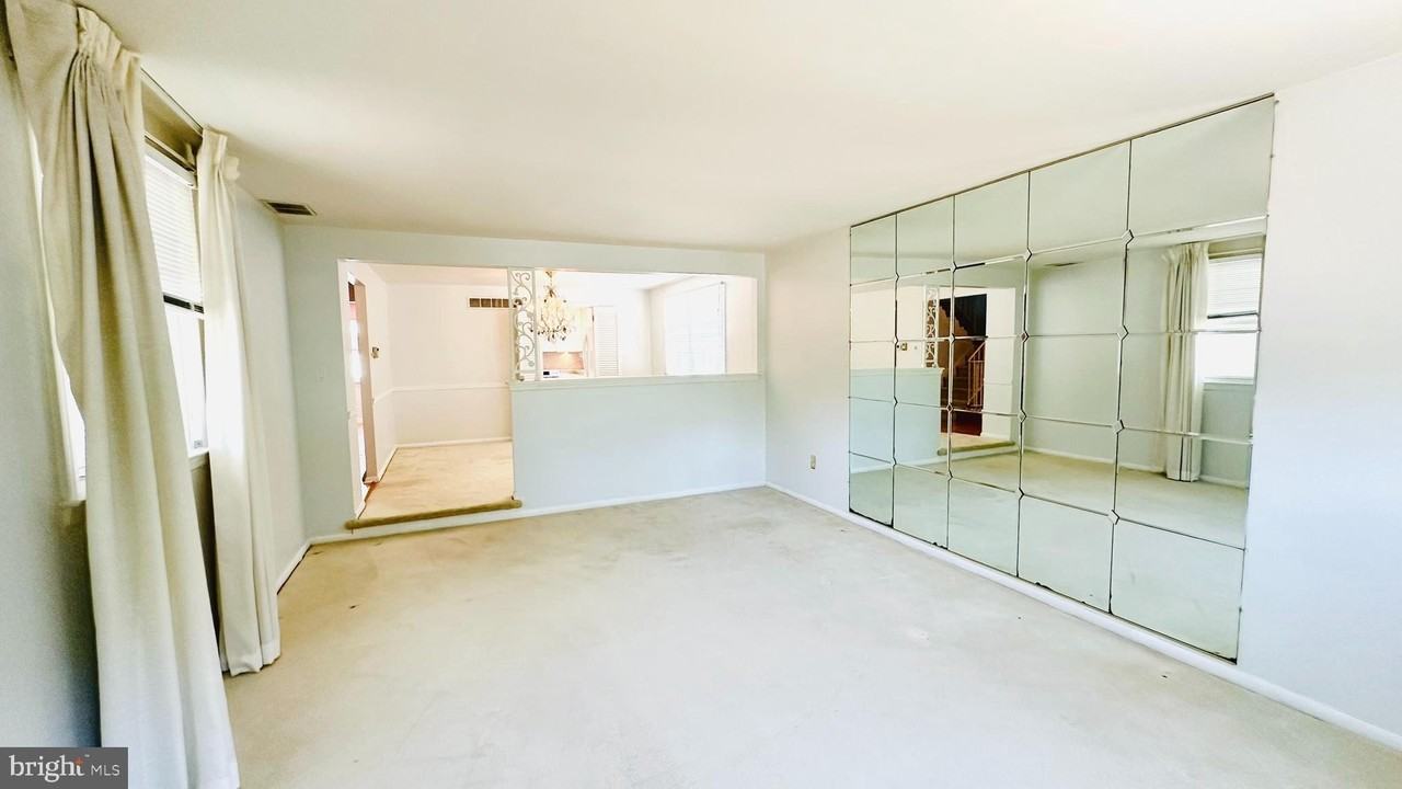 237 5th Ave - Photo 4 of 19