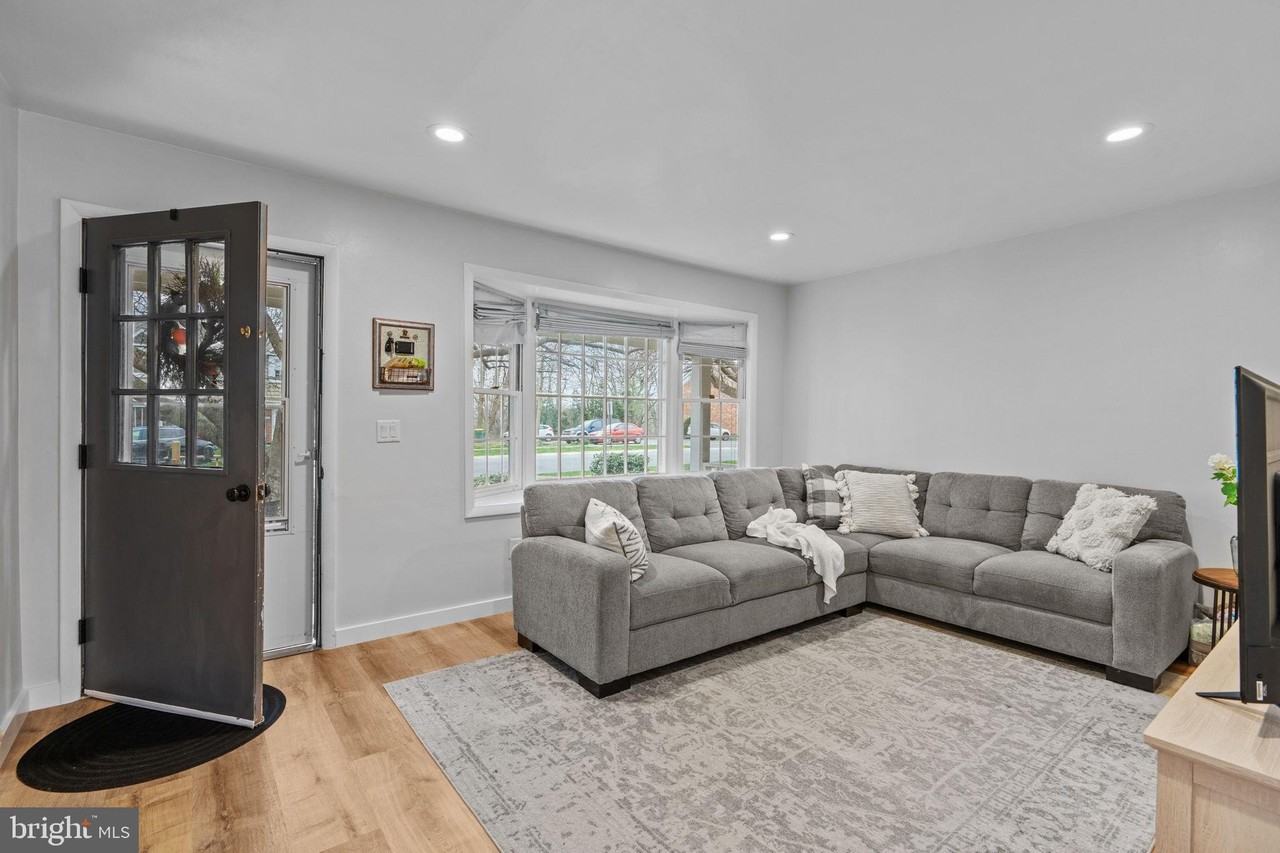 1232 Peggy Dr - Photo 2 of 23