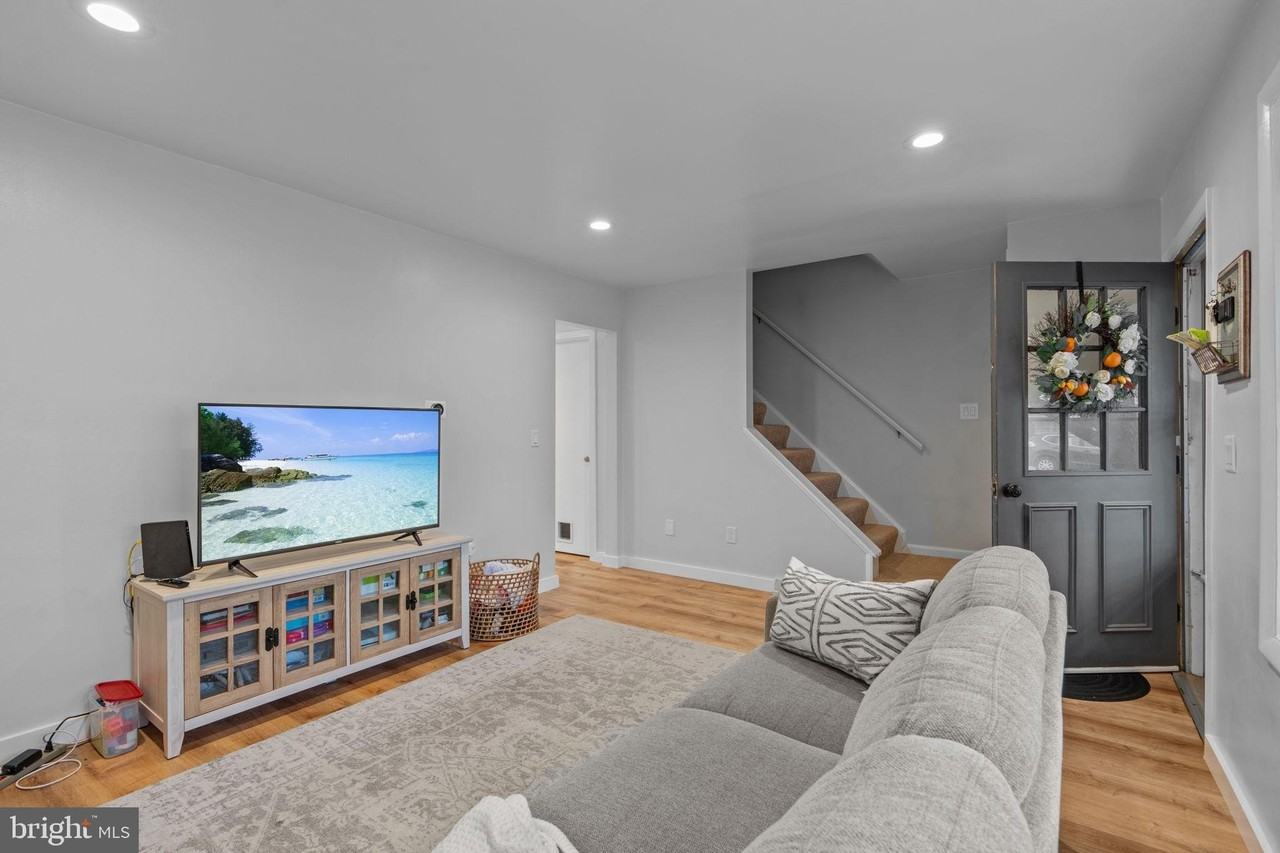 1232 Peggy Dr - Photo 5 of 23