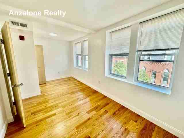 284 Hanover St #4 - Photo 5 of 14