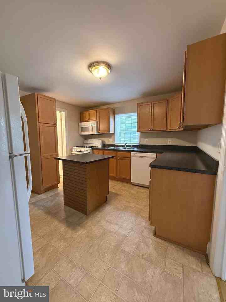 422 Dunmore St - Photo 7 of 21