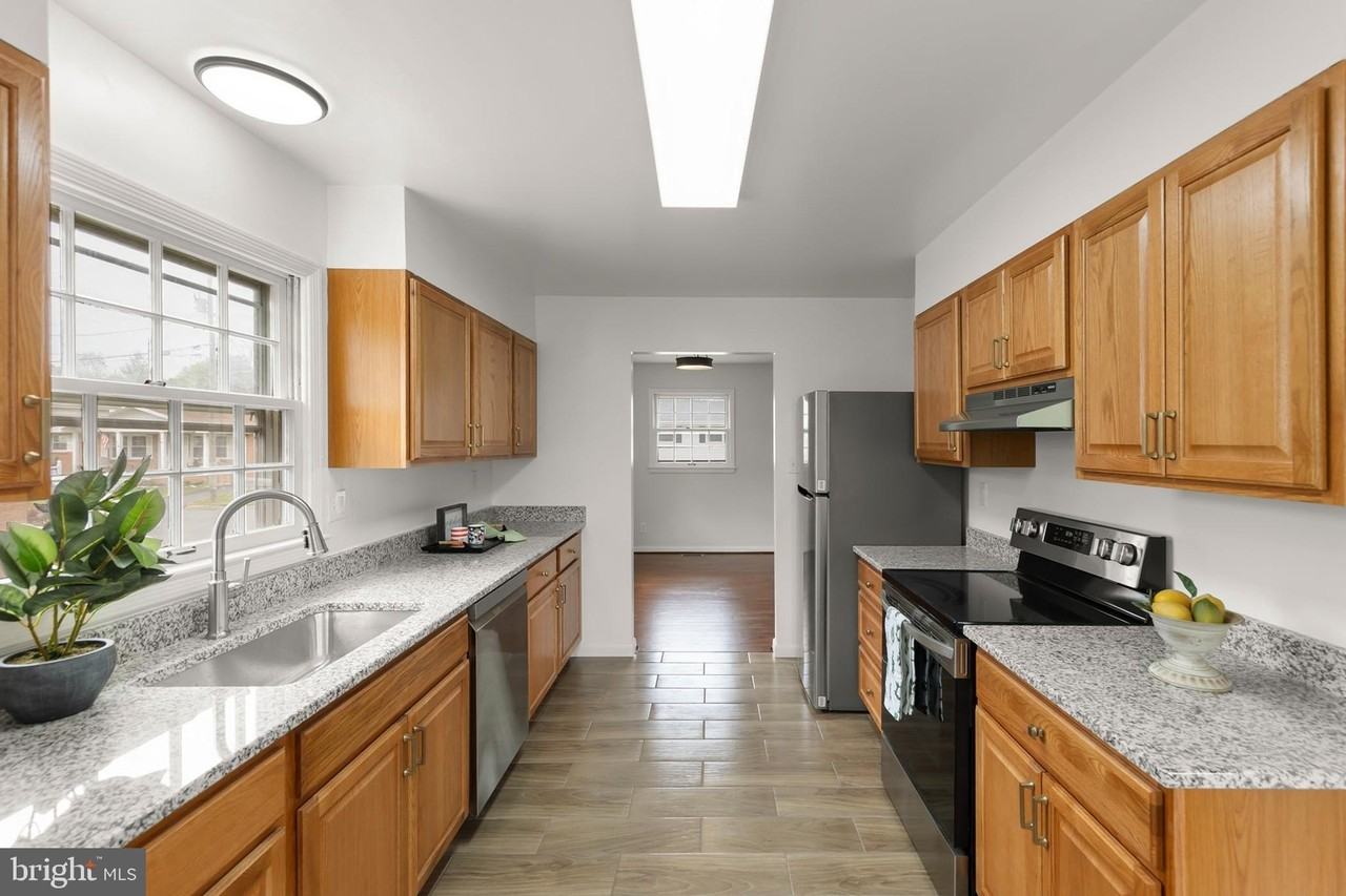 216 Wood Ave - Photo 5 of 42