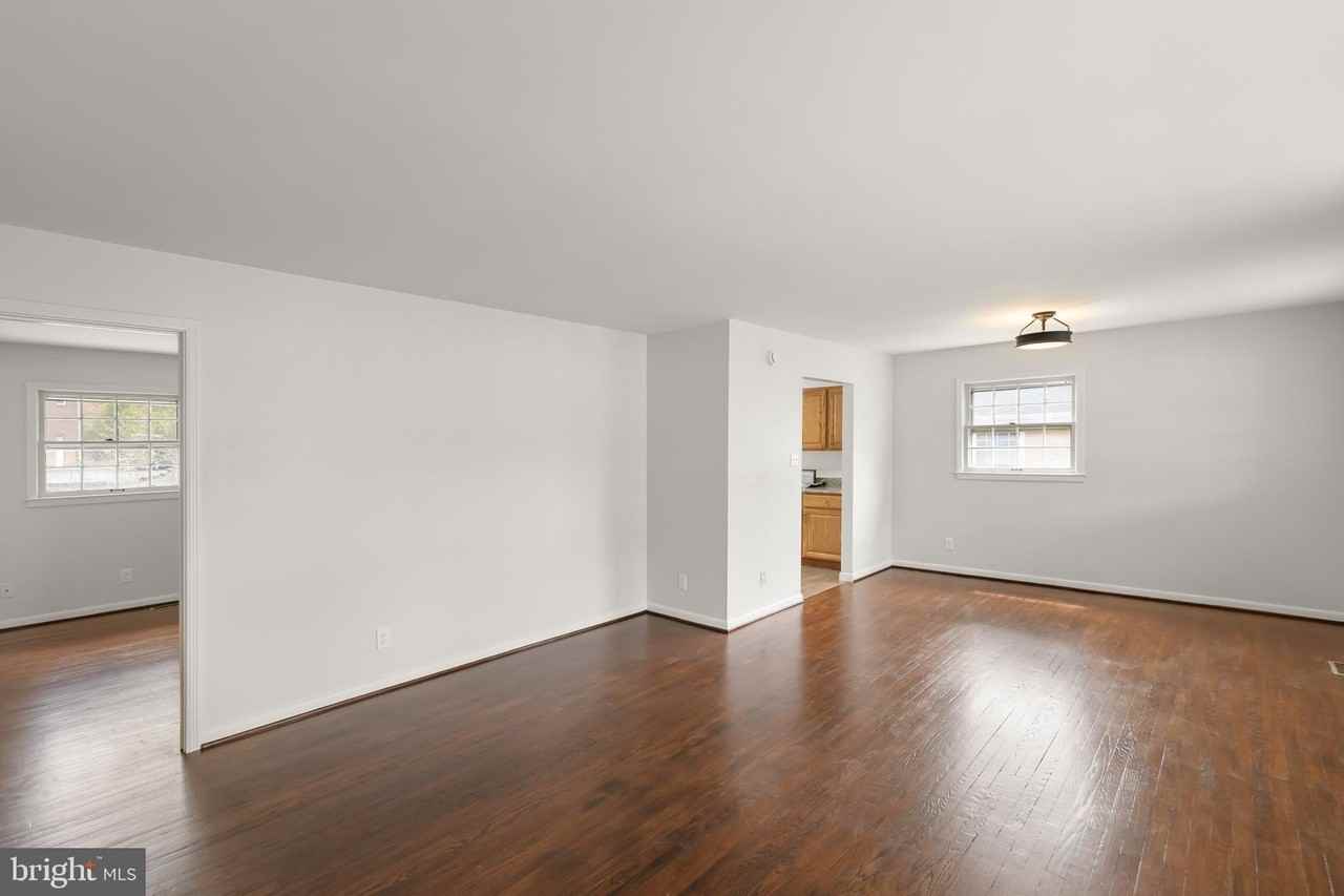 216 Wood Ave - Photo 7 of 42