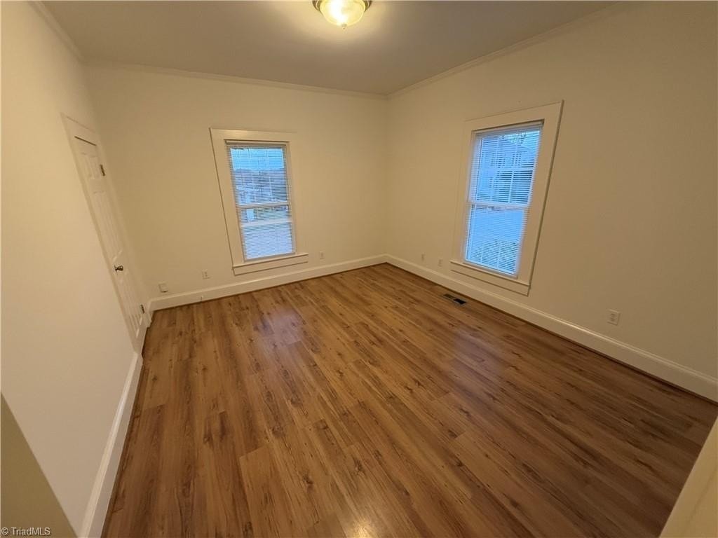 1034 Franklin St - Photo 5 of 10