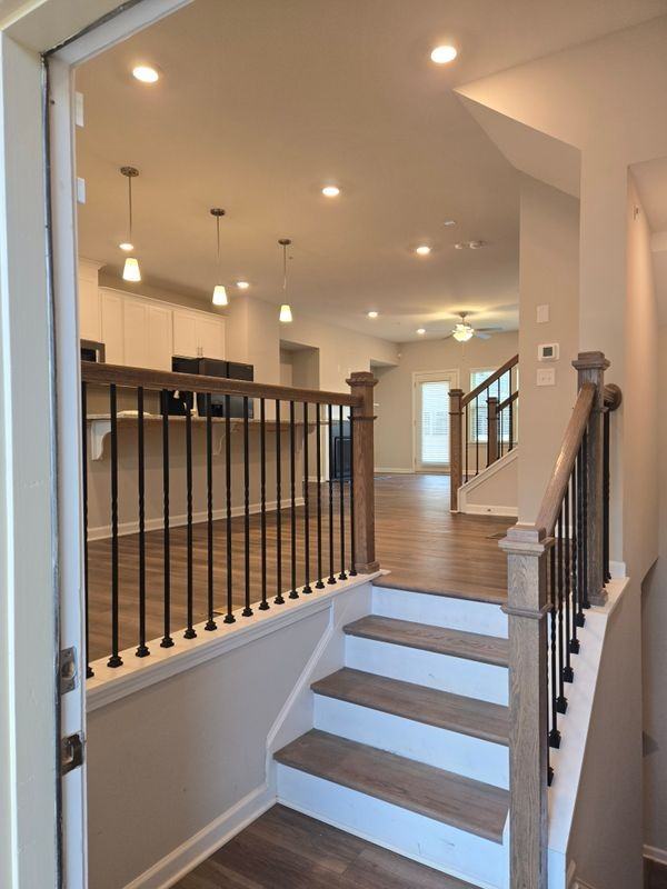 256 Commons Ave - Photo 3 of 40