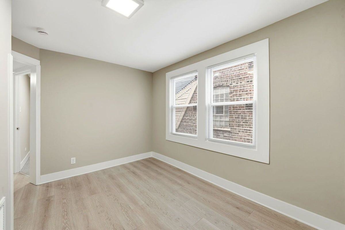 1217 N Harding Ave - Photo 2 of 15