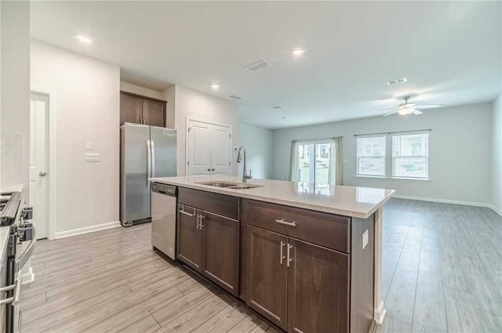 1412 Villageside Ct - Photo 5 of 34