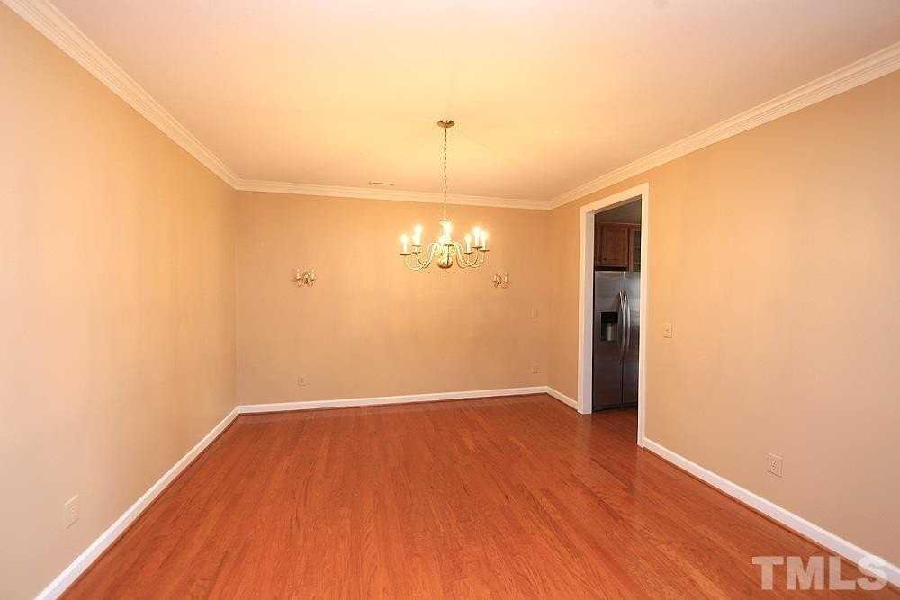 507 Bartlett Cir - Photo 3 of 17