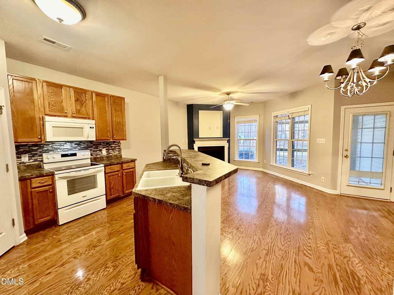 27 Great View Ct - Photo 3 of 15