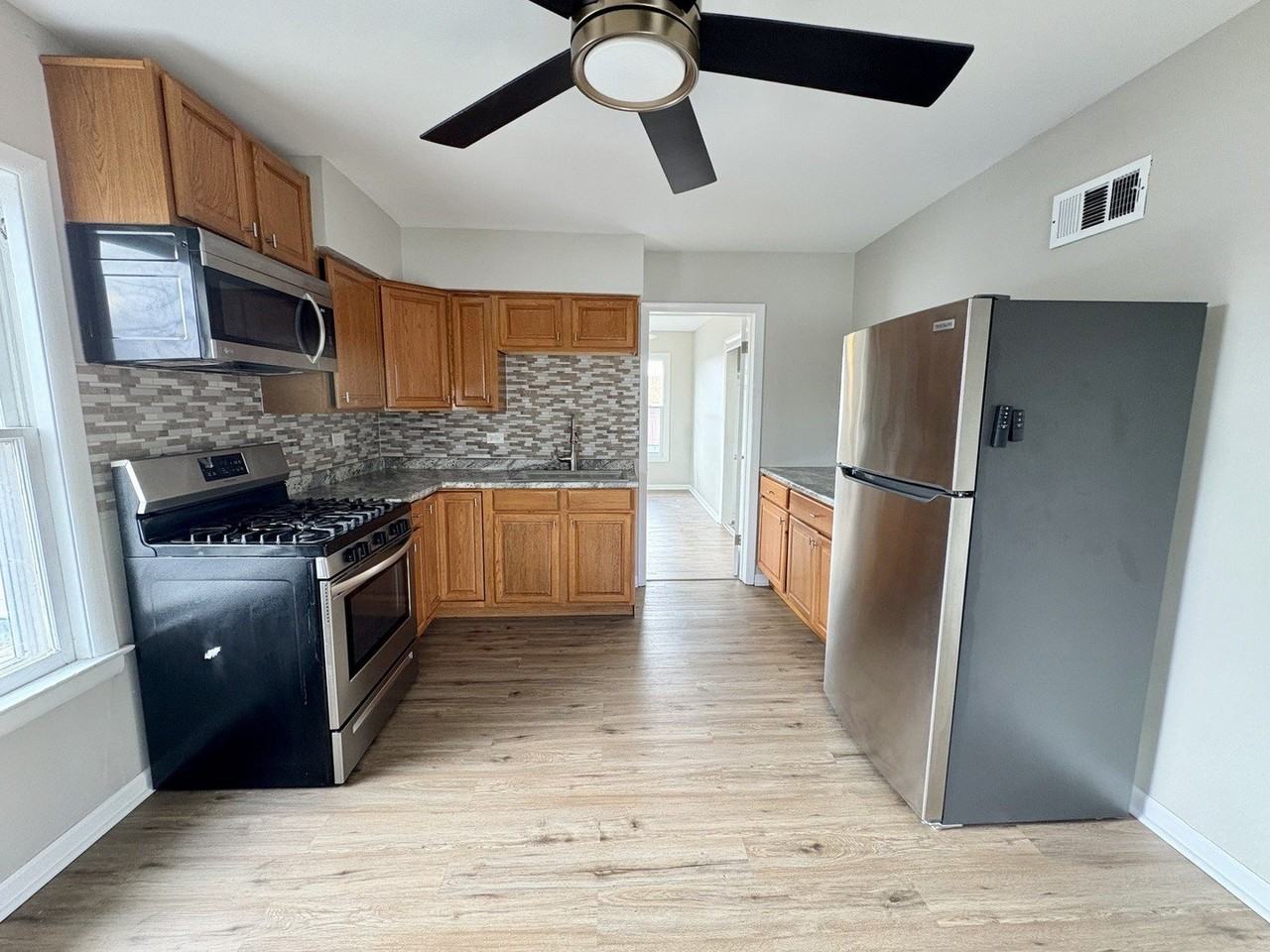 5543 W Margaret St #B - Photo 3 of 10