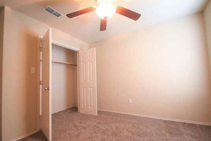 121 Lindas Creek Ln - Photo 4 of 20