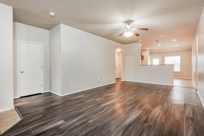 9329 Nw 70th St - Photo 5 of 19