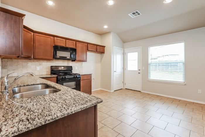 9329 Nw 70th St - Photo 7 of 19