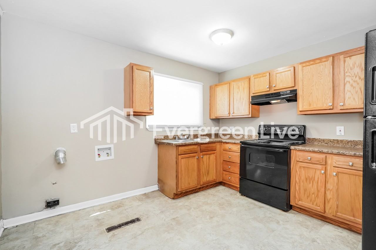 1634 Huxley Dr - Photo 4 of 15