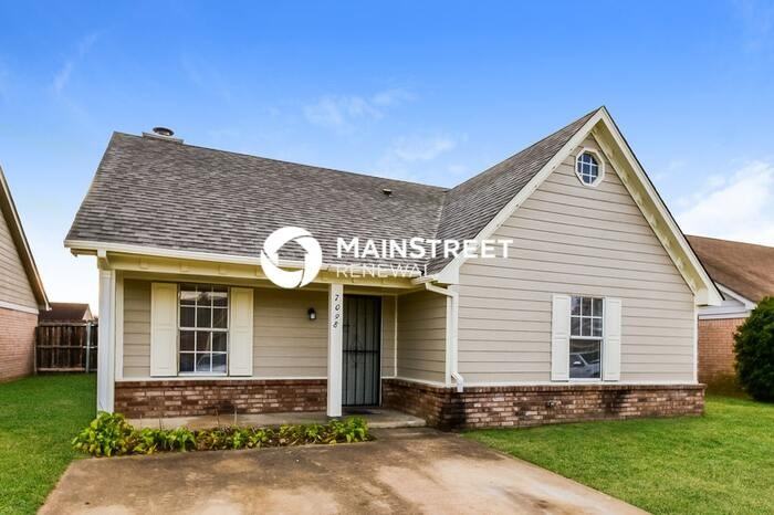 7098 Hampton Dr - Photo 3 of 16